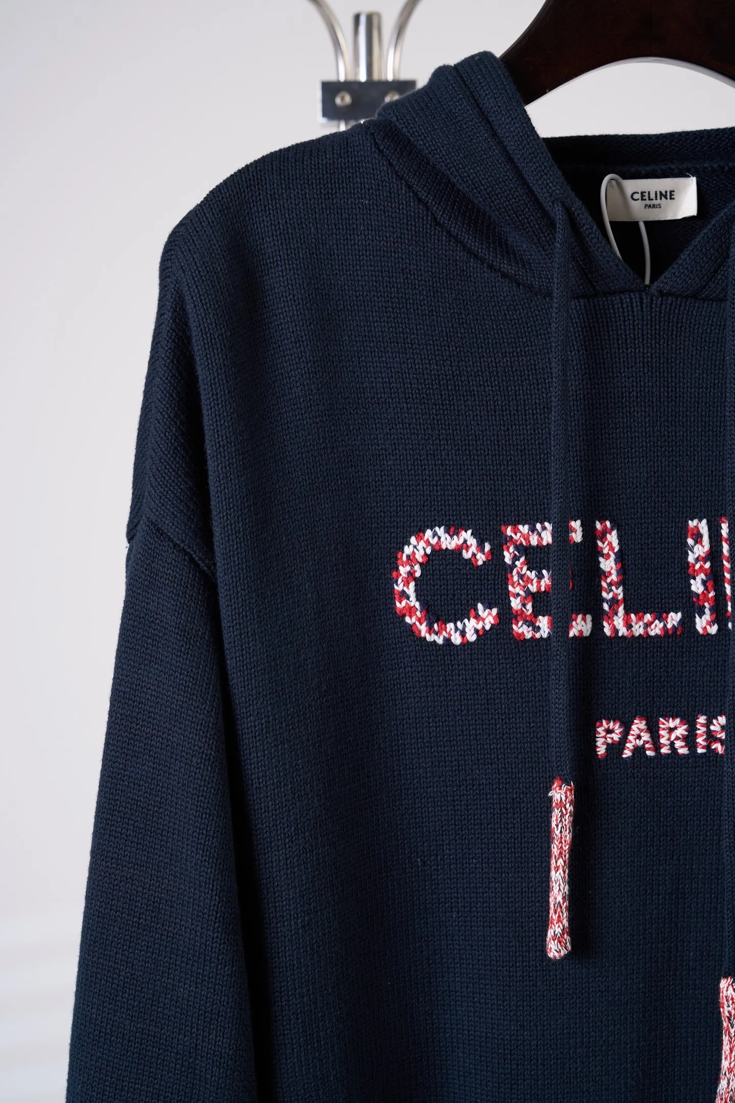[Real auction] CELINE/Celine embroidered logo knitted hooded sweater [In Stock] S M L XL CELINE PARIS embroidered oversized version, hood, with adjustable drawstring, 1 kangaroo pocket, dropped shoulders, ribbed trim. The embroidery uses mixed color embroidery threads, and the 3D three-dimensional embroidery process is customized with brand letter embroidery. The total number of stitches is approximately 16,800. Ultra high density embroidery. Washing water for ready-made clothes, removes wool impurities, fixes water, fixes the pattern and adds hand feel.